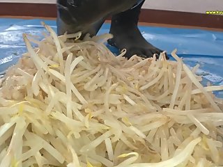 [FOOD CRUSH FETISH] KURASHINA ENJOYS CRUSHING BEANS SPROUTS WITH BLACK SOCK